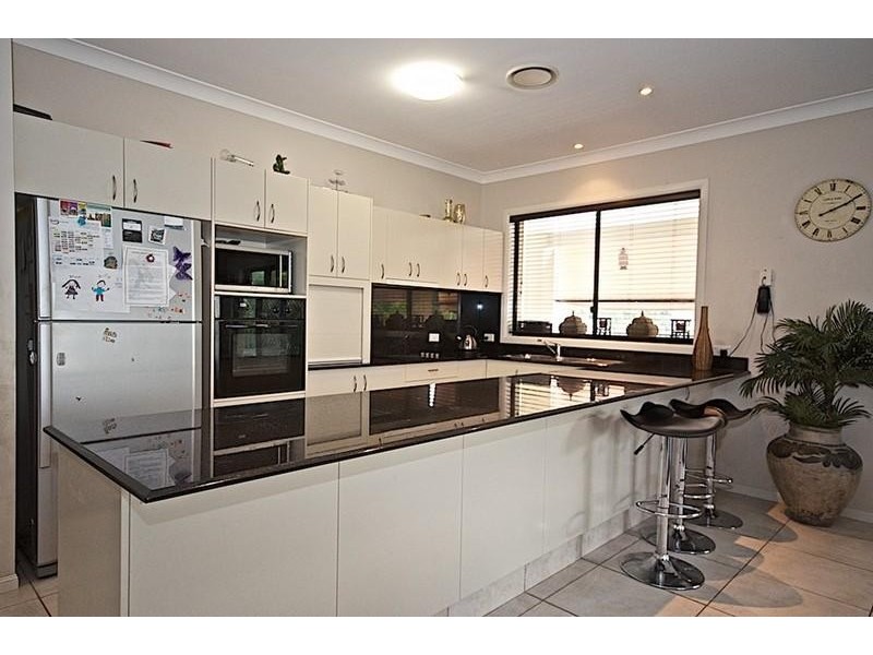 11 Leeds Cl, Arundel QLD 4214