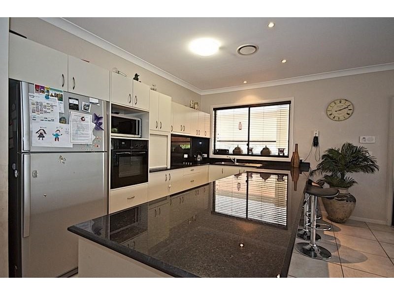 11 Leeds Cl, Arundel QLD 4214