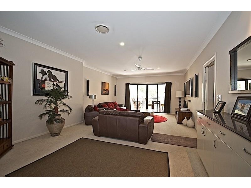 11 Leeds Cl, Arundel QLD 4214