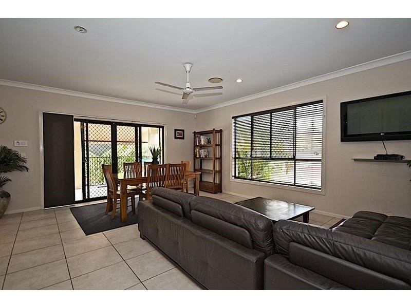 11 Leeds Cl, Arundel QLD 4214