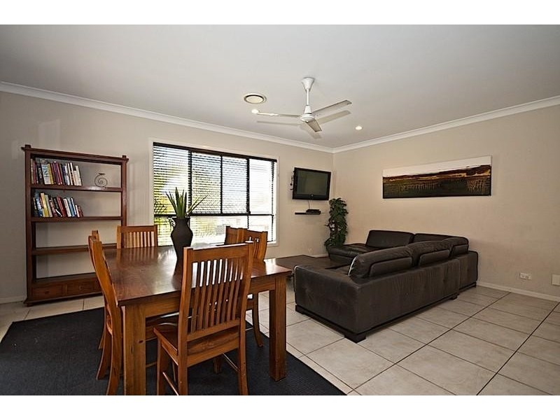 11 Leeds Cl, Arundel QLD 4214