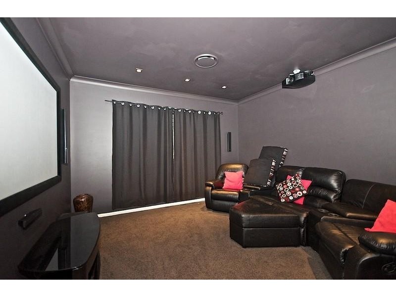 11 Leeds Cl, Arundel QLD 4214