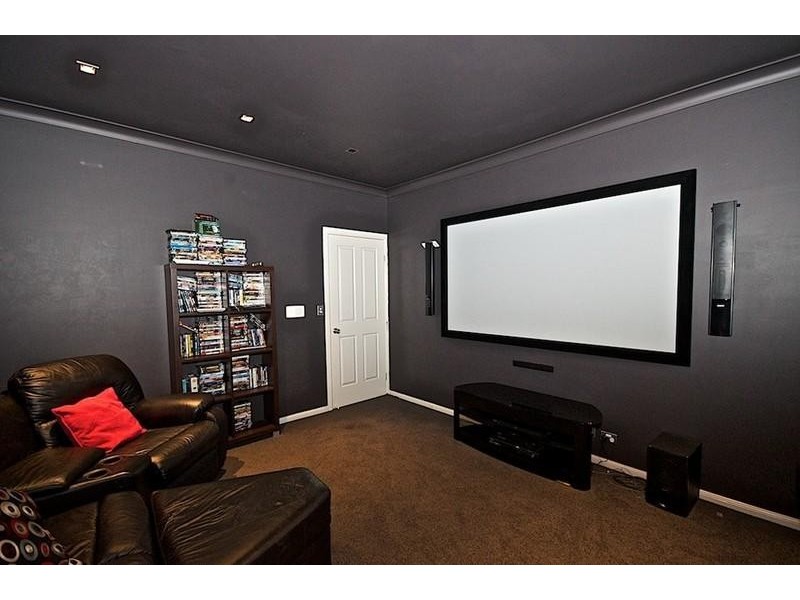 11 Leeds Cl, Arundel QLD 4214