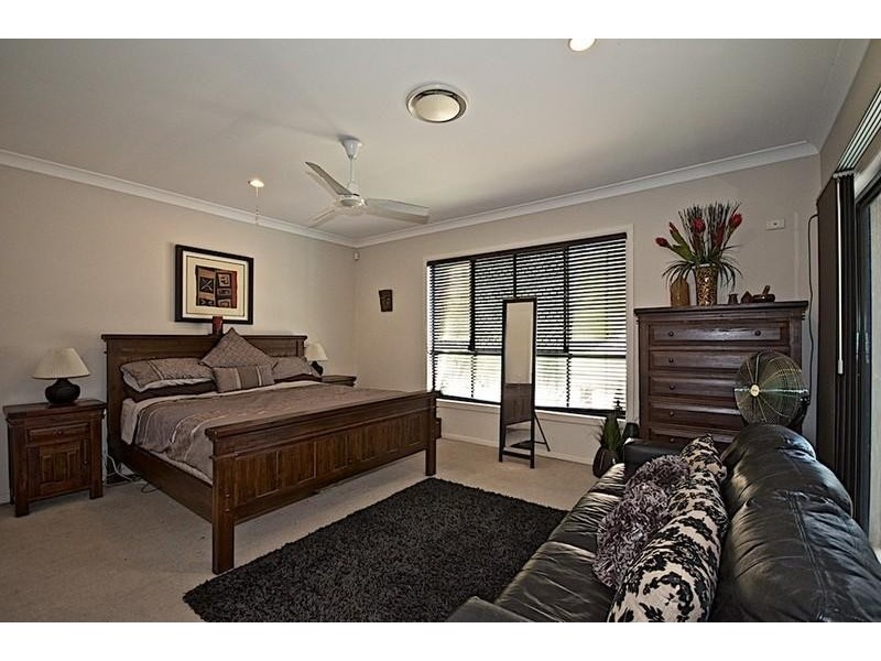 11 Leeds Cl, Arundel QLD 4214