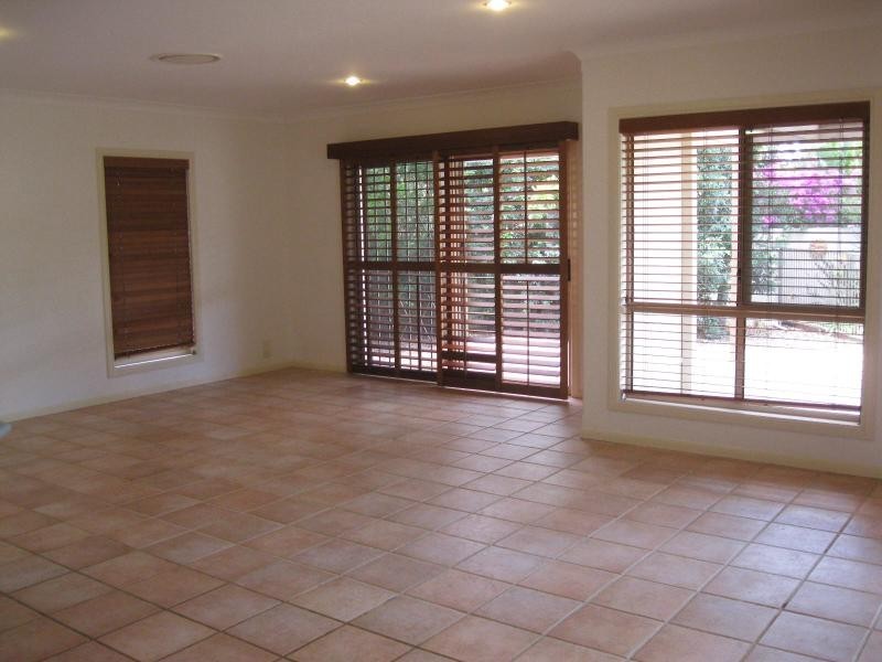 11 Adeliza  Ct, Arundel QLD 4214