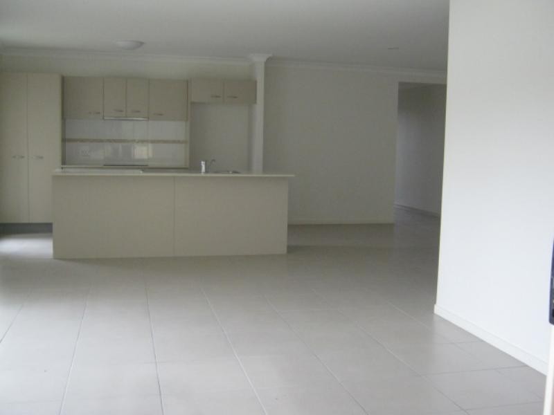 10 Somerset Tce, Holmview QLD 4207