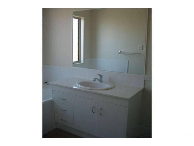 18 Charlton Pl, Regents Park QLD 4118