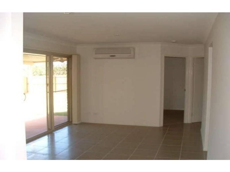 18 Charlton Pl, Regents Park QLD 4118