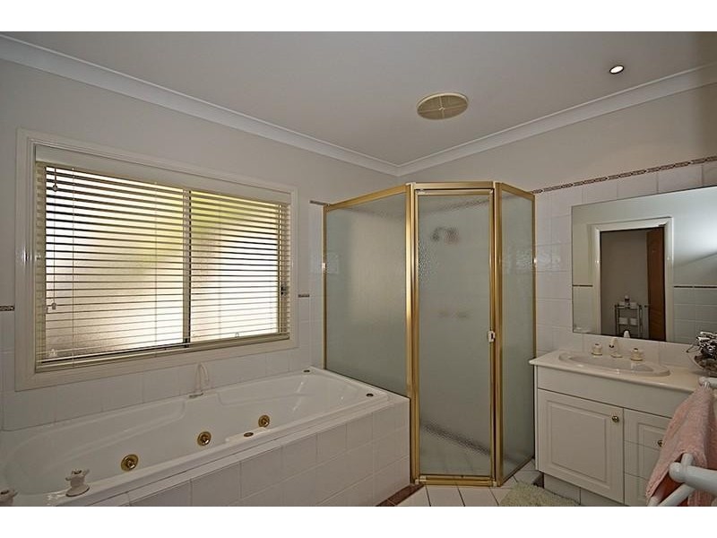 4 Neri Cres, Arundel QLD 4214