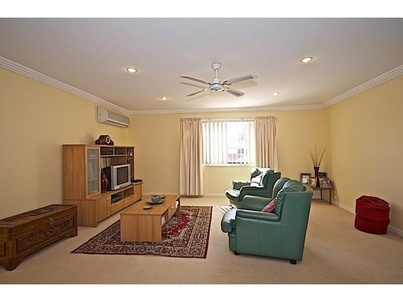 102 Crestwood Dr, Molendinar QLD 4214