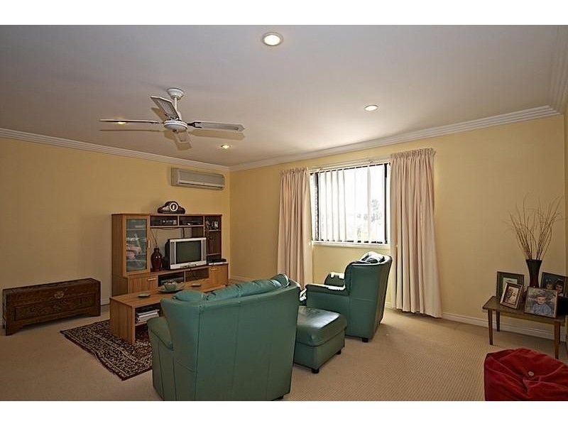 102 Crestwood Dr, Molendinar QLD 4214