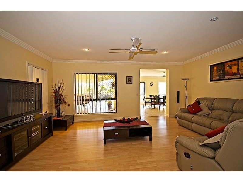 102 Crestwood Dr, Molendinar QLD 4214