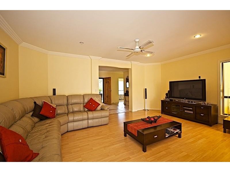 102 Crestwood Dr, Molendinar QLD 4214