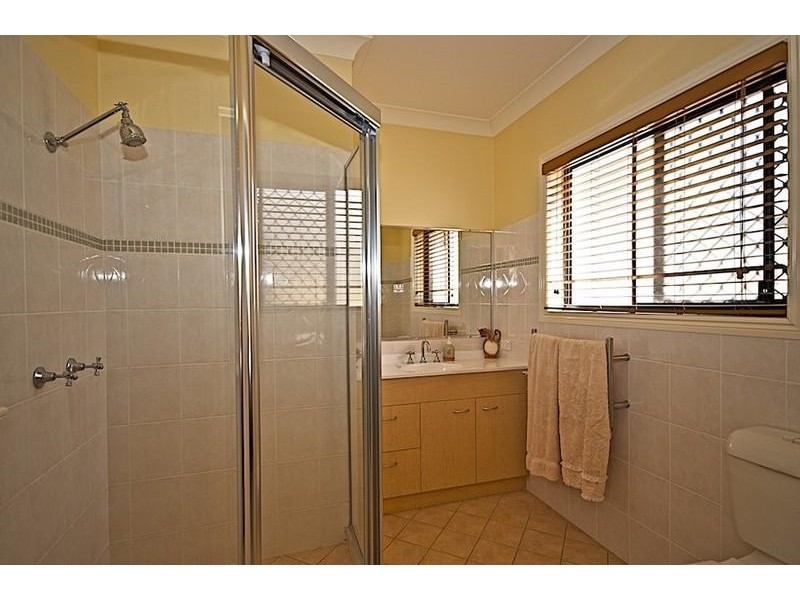 102 Crestwood Dr, Molendinar QLD 4214