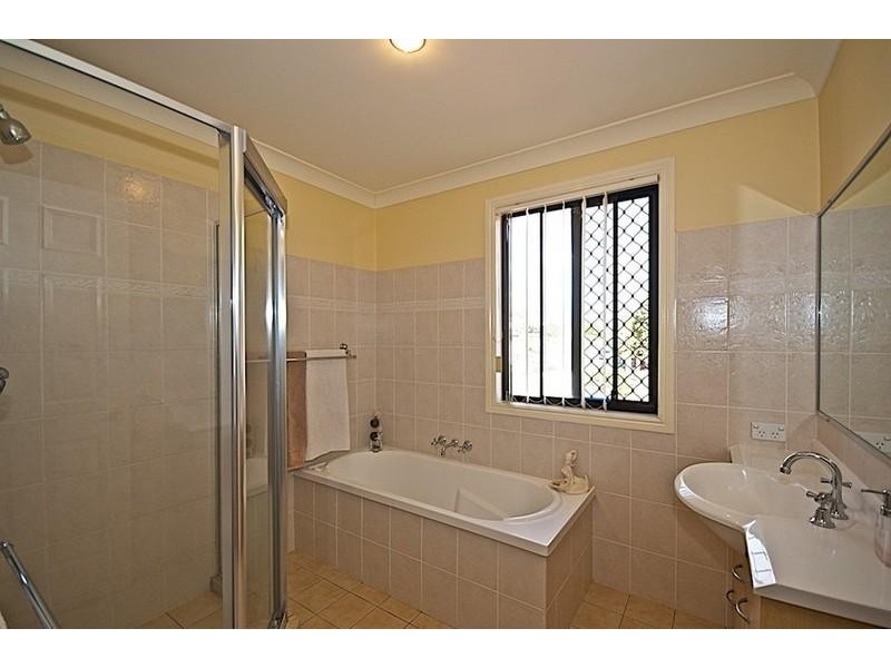 102 Crestwood Dr, Molendinar QLD 4214