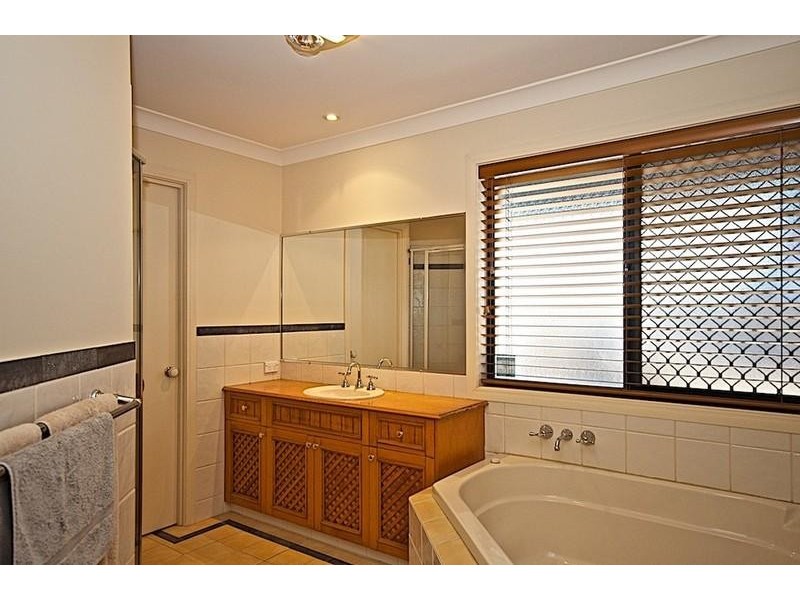 9 Bernard Ct, Arundel QLD 4214