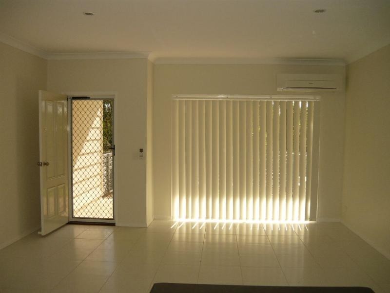 2/1 Frankland Ave, Waterford QLD 4133