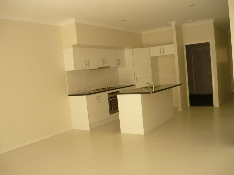 2/1 Frankland Ave, Waterford QLD 4133