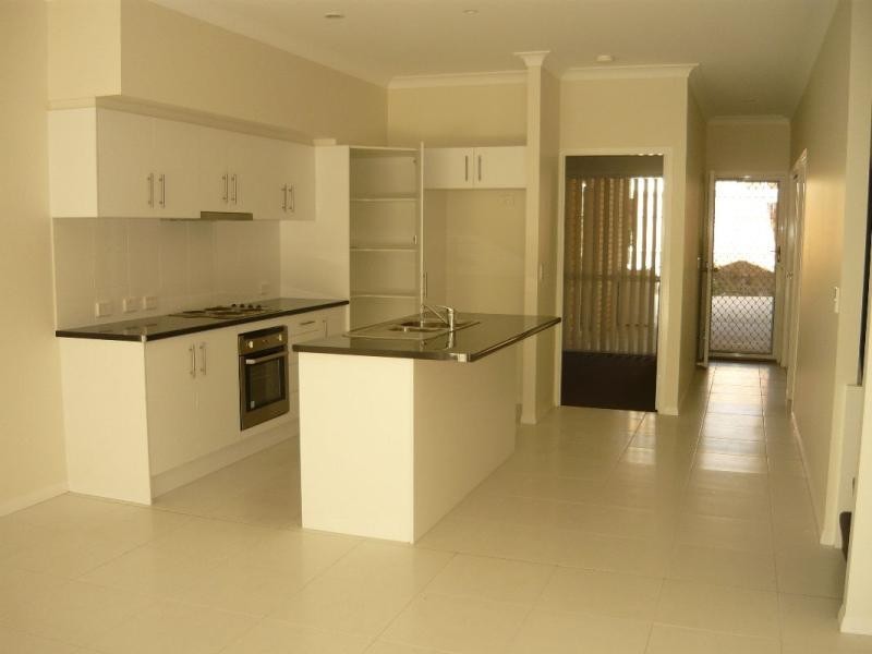 2/1 Frankland Ave, Waterford QLD 4133