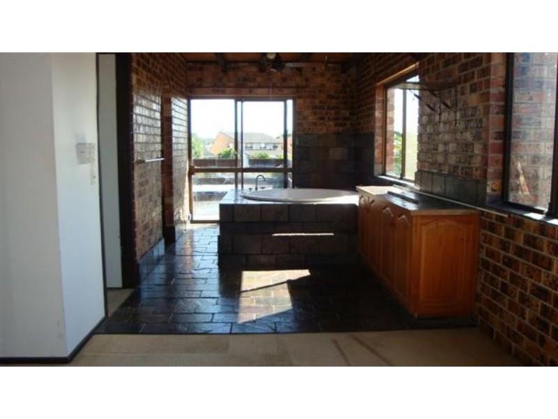 18 Bass Pl, Paradise Point QLD 4216