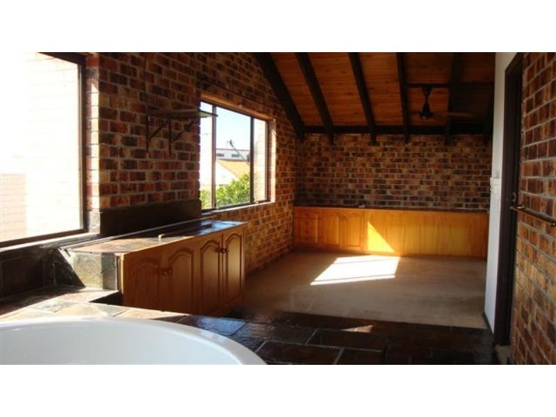 18 Bass Pl, Paradise Point QLD 4216