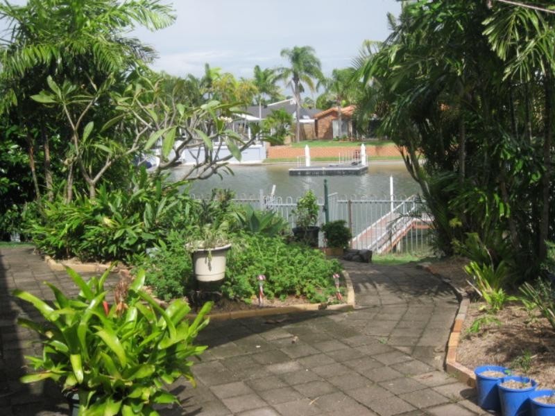 18 Bass Pl, Paradise Point QLD 4216