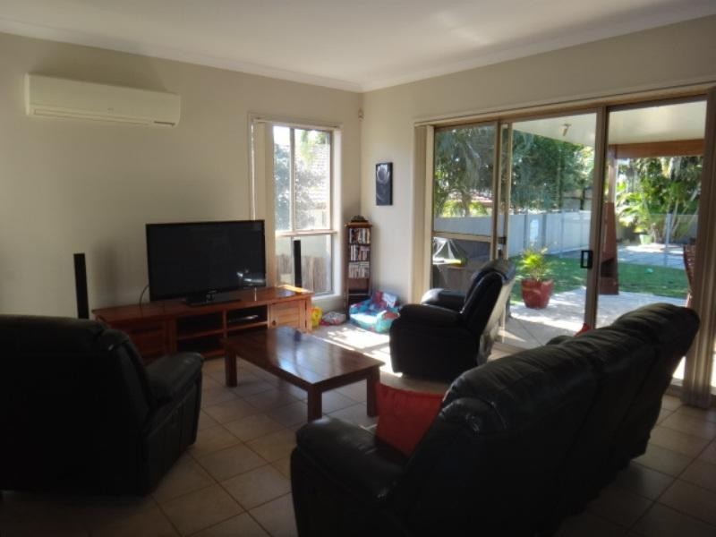 11 Fitzalan  Cct, Arundel QLD 4214