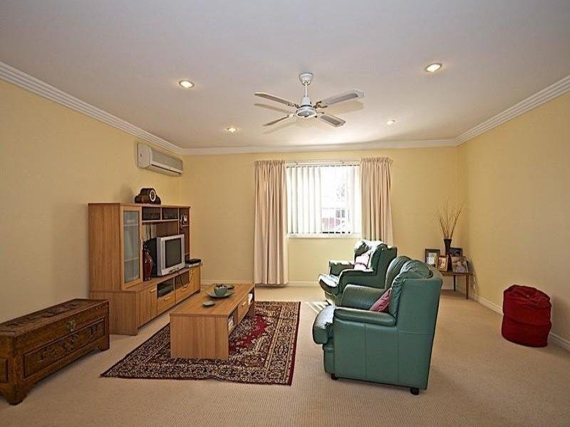 102 Crestwood Dr, Molendinar QLD 4214