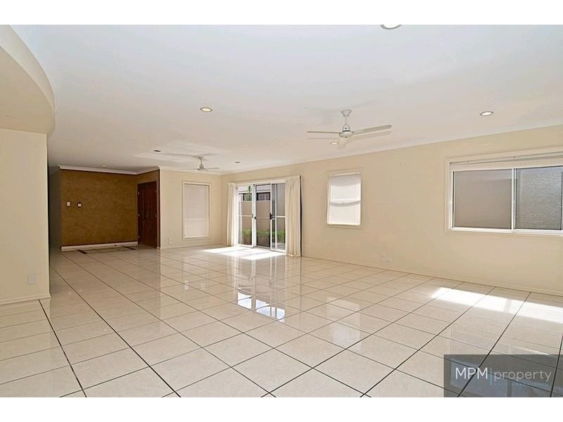 549 Oyster Cove Prom, Helensvale QLD 4212