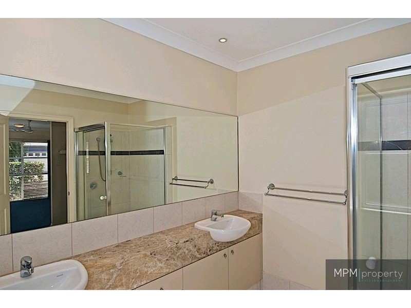 549 Oyster Cove Prom, Helensvale QLD 4212