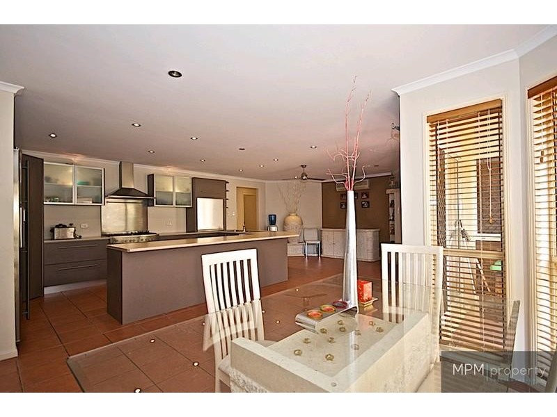 4 Bristol Pl, Arundel QLD 4214