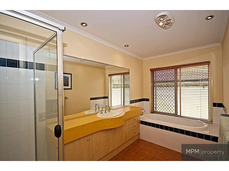 4 Bristol Pl, Arundel QLD 4214
