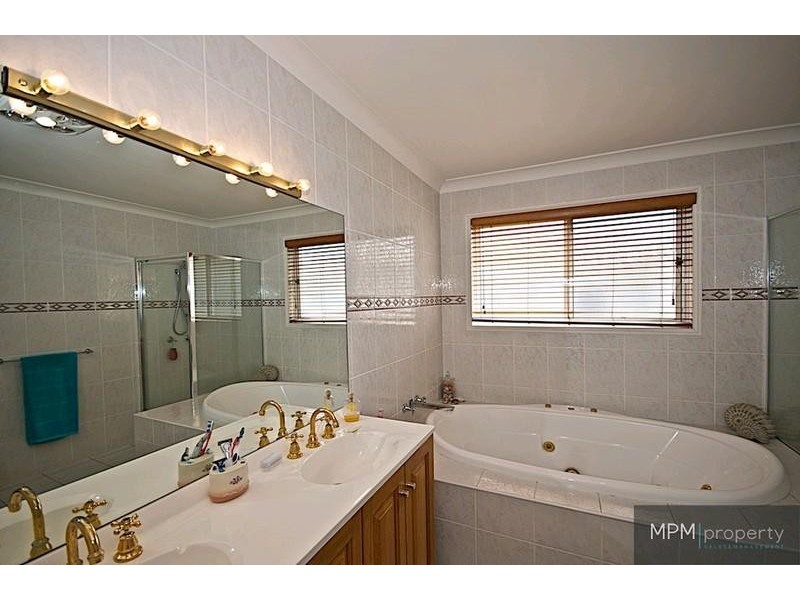 25 Arun Dr, Arundel QLD 4214