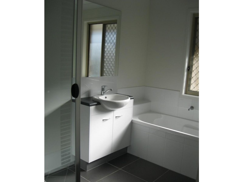 11 Oakvale Ave, Holmview QLD 4207