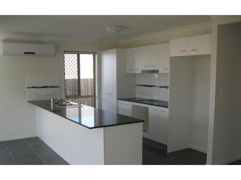 11 Oakvale Ave, Holmview QLD 4207