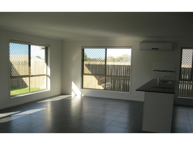 11 Oakvale Ave, Holmview QLD 4207