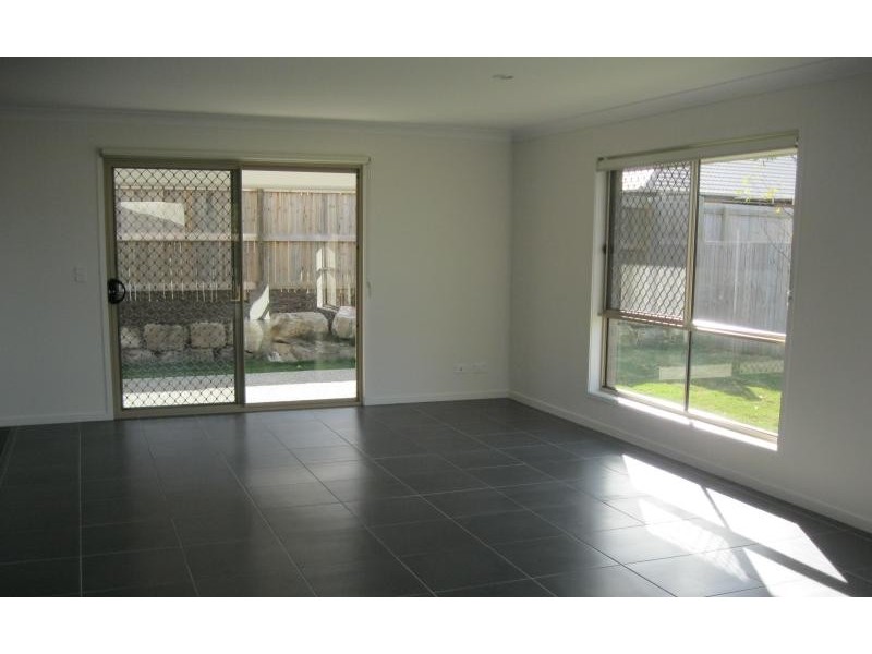 11 Oakvale Ave, Holmview QLD 4207