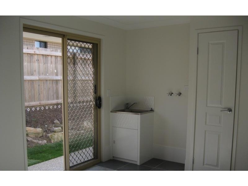 11 Oakvale Ave, Holmview QLD 4207