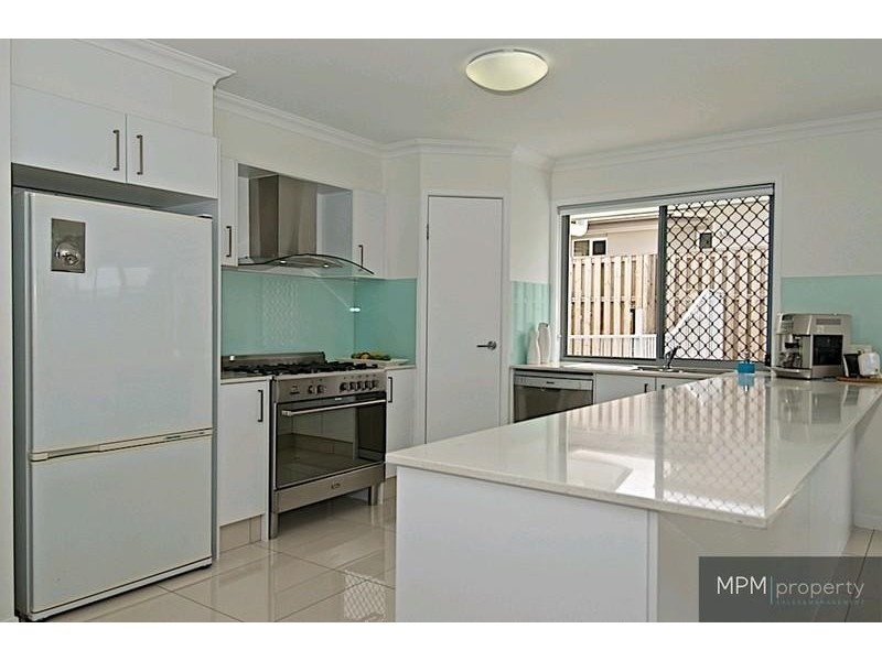 10 Fletcher Cres, Pacific Pines QLD 4211