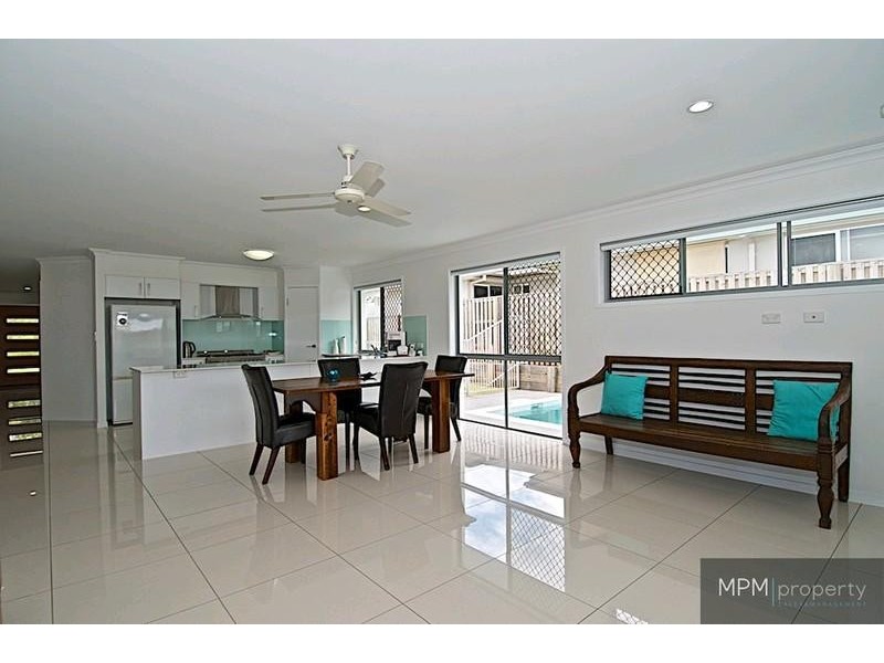 10 Fletcher Cres, Pacific Pines QLD 4211