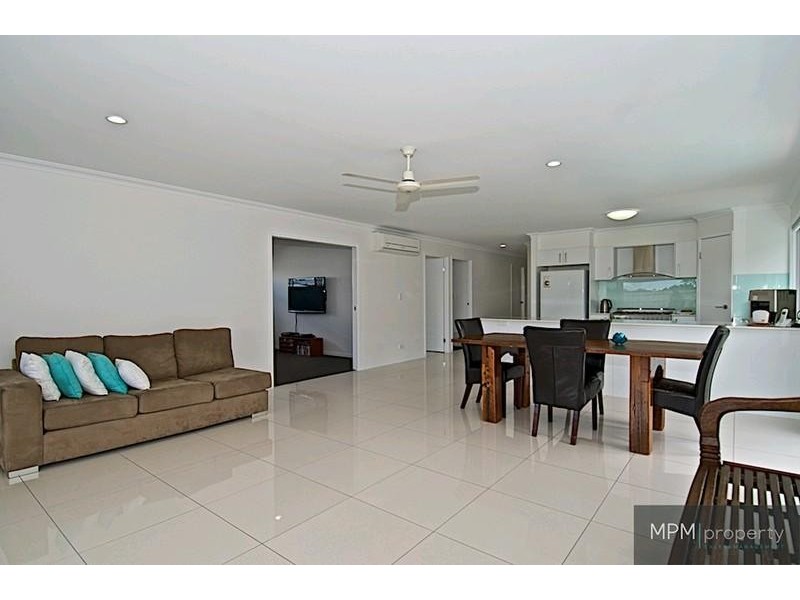 10 Fletcher Cres, Pacific Pines QLD 4211