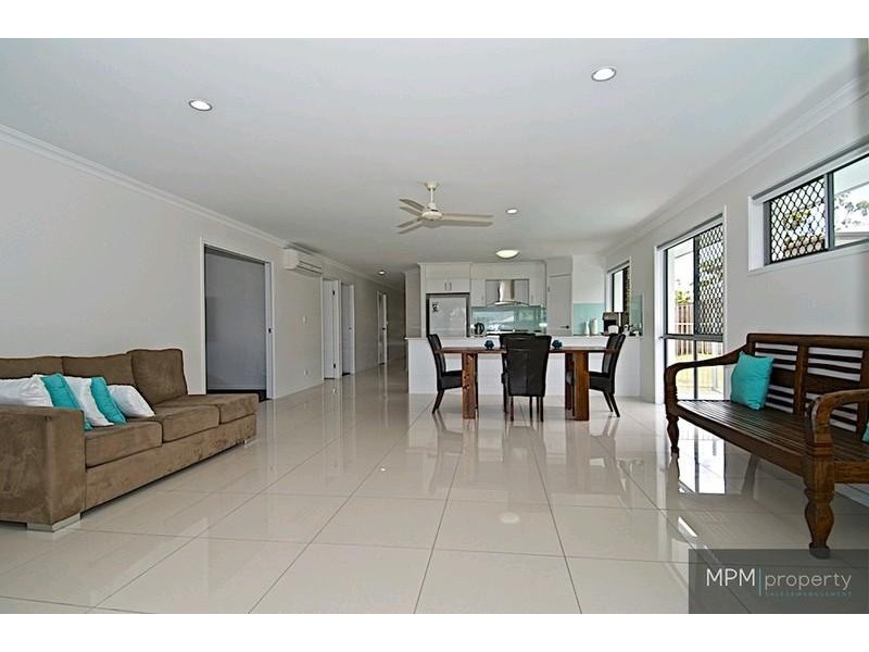 10 Fletcher Cres, Pacific Pines QLD 4211