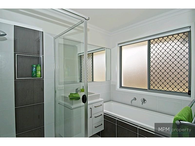 10 Fletcher Cres, Pacific Pines QLD 4211