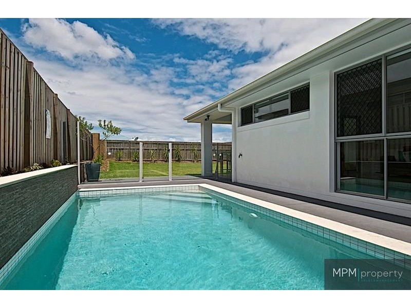 10 Fletcher Cres, Pacific Pines QLD 4211