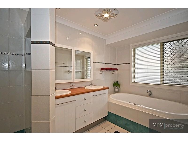 34 Ben Hogan Cres, Parkwood QLD 4214