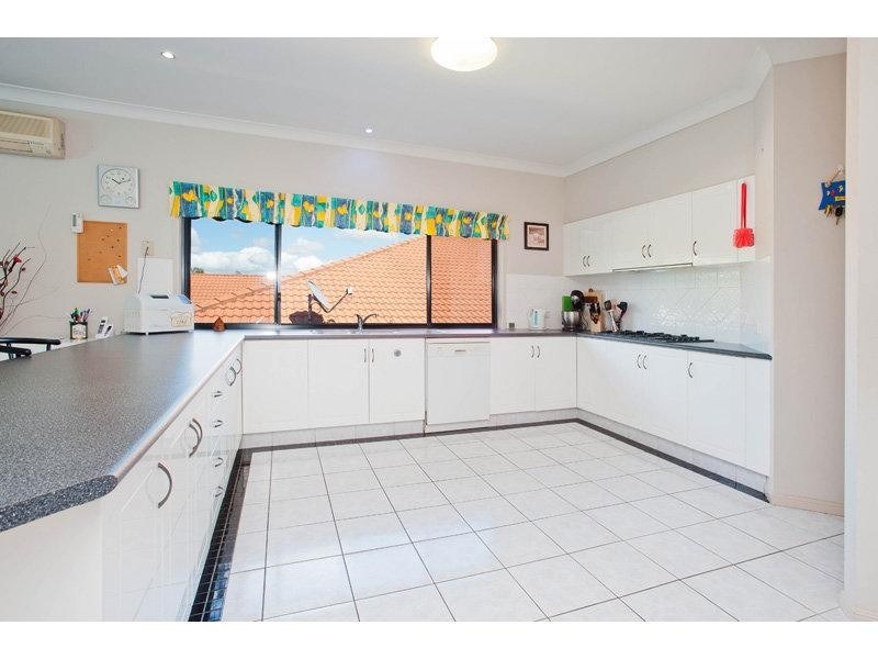 10 Nottinghill Gate Dr, Arundel QLD 4214
