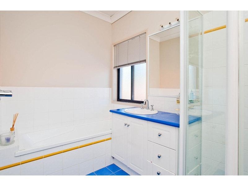 10 Nottinghill Gate Dr, Arundel QLD 4214