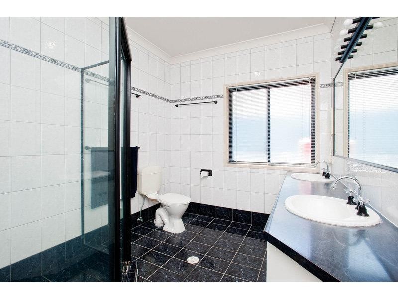 10 Nottinghill Gate Dr, Arundel QLD 4214