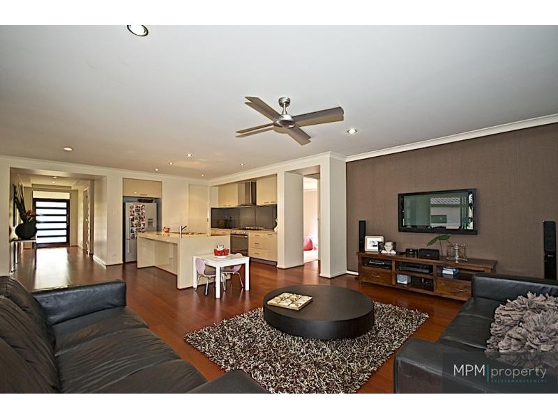 106 Arun Dr, Arundel QLD 4214