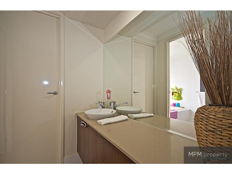 106 Arun Dr, Arundel QLD 4214